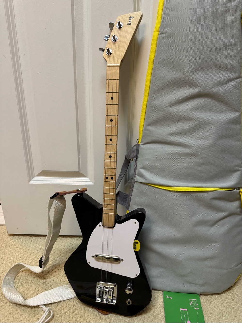 Loog Pro Electric 3 string Guitar - Picture 3 of 15